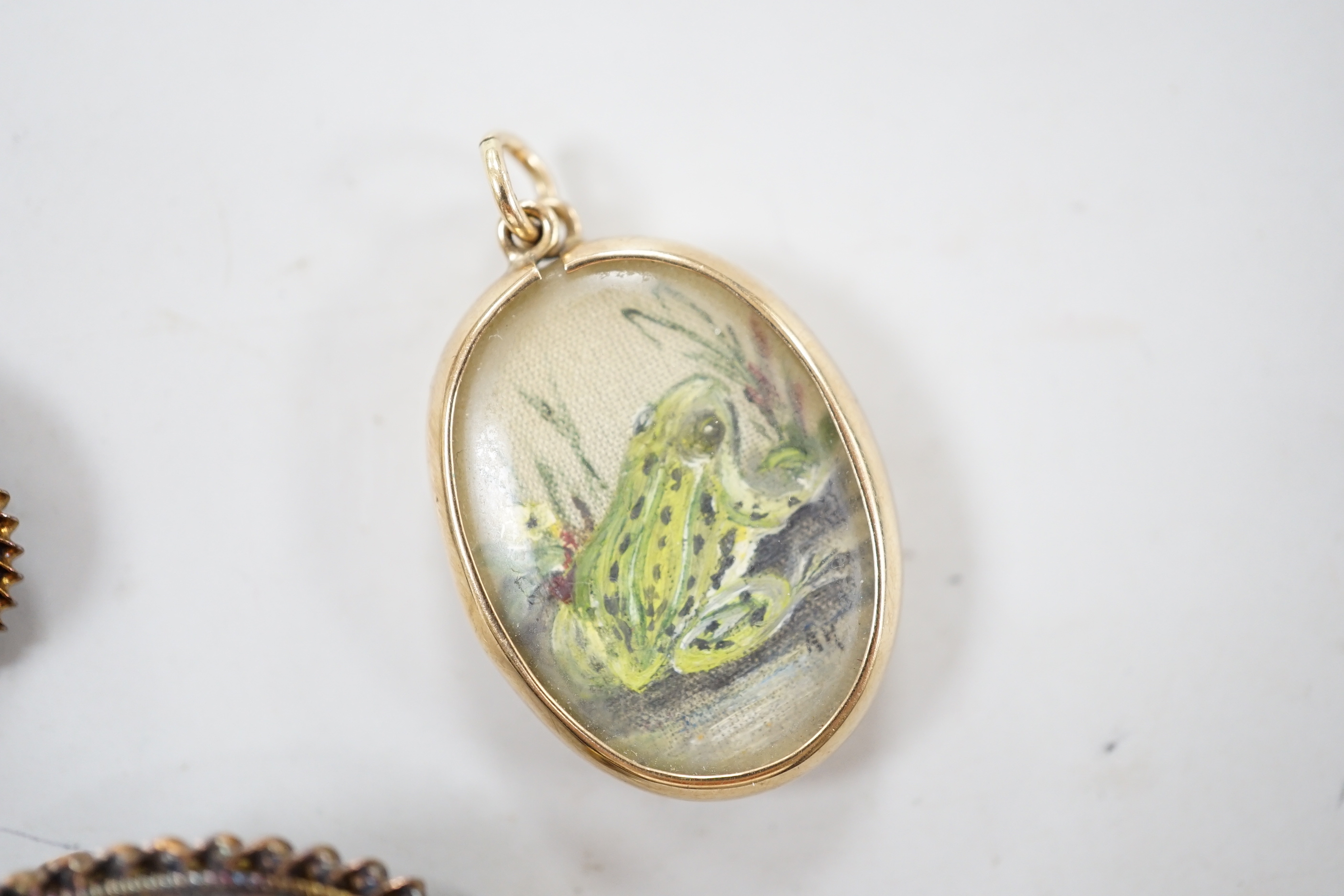 A pair of Victorian yellow metal and banded agate set drop earrings, overall 41mm, a similar brooch and a modern 9ct gold mounted oval pendant, containing a picture of a frog.